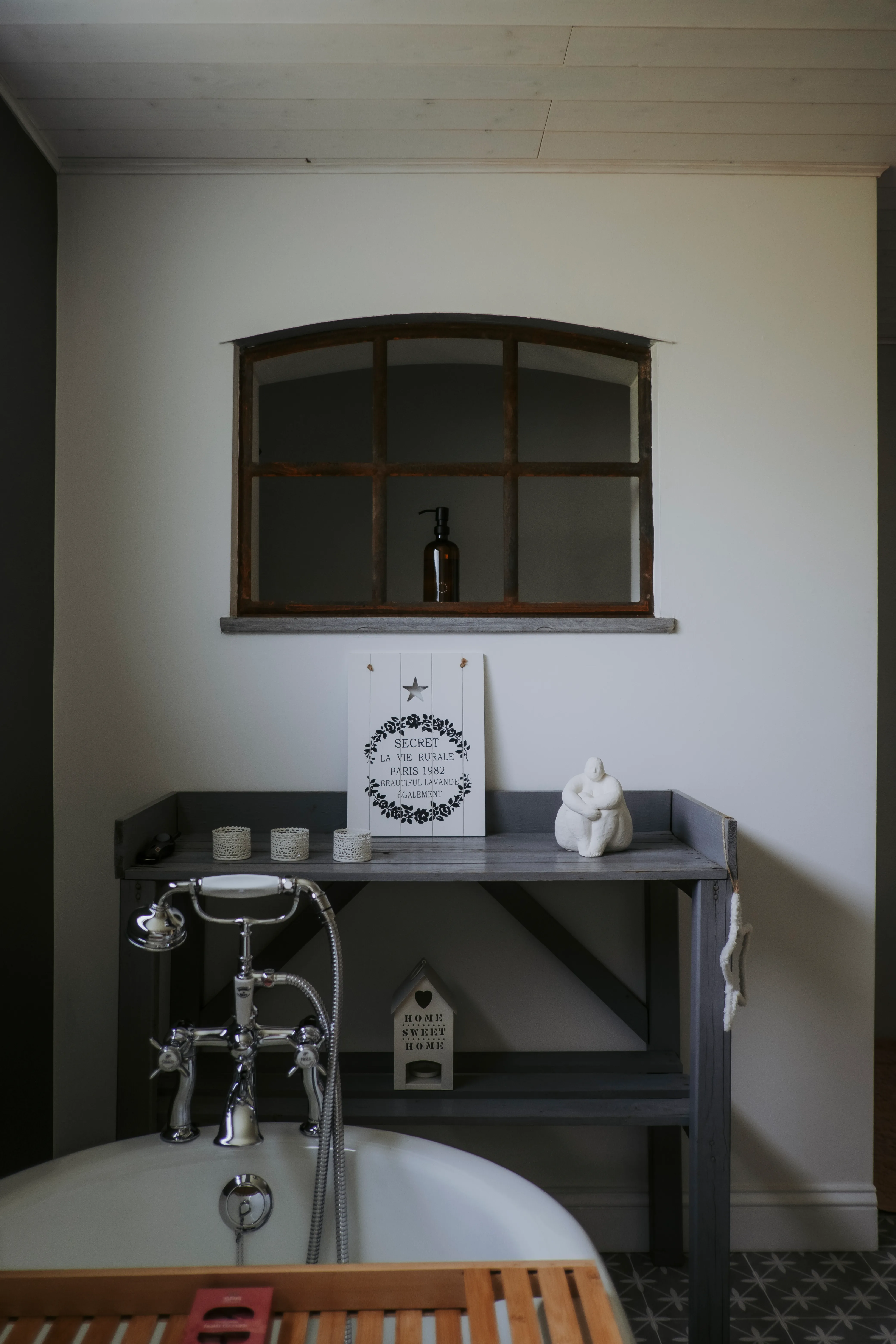 Salle de bain avec baignoire